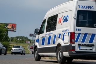 Na silnice vyrazila nová represivní složka. Kontroluje na dálku a má právo pokutovat. Takto je poznáte - Garáž.cz